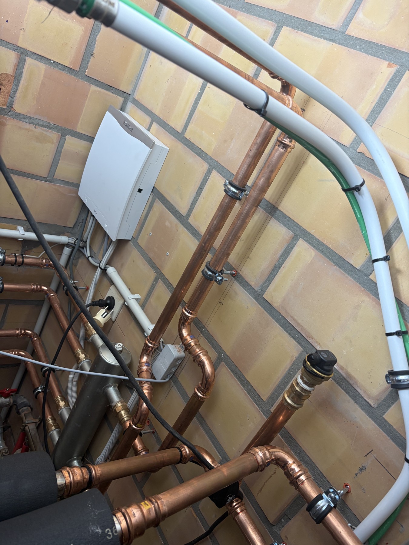 Stuurkast en leidingen bij de warmtepompinstallatie